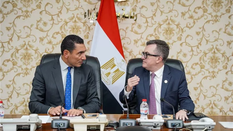 تعاون بين 