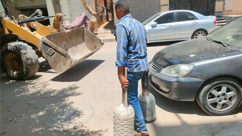حي السويس يواصل حملات إزالة الإشغالات بشارع النمسا وممشى أهل السويس 