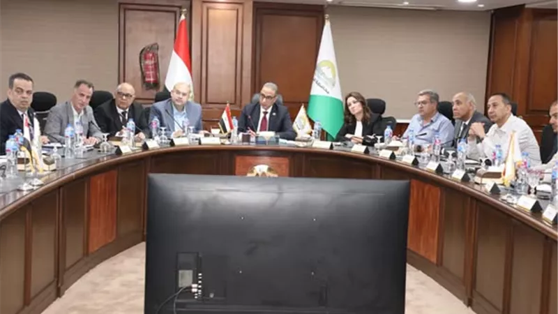 محافظ الجيزة يوجه بإقامة مستشفى ووحدة صحية ومركز شباب بهضبة الأهرام