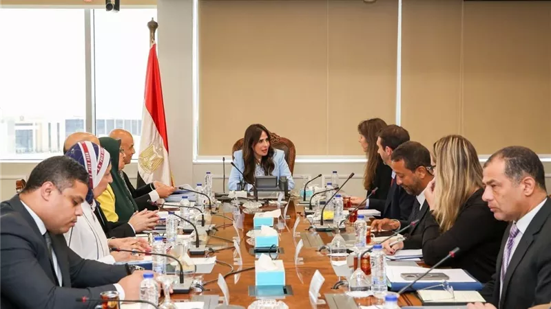 وزيرة الإسكان تبحث مع الوكالة الفرنسية مشروعات المياه والصرف الصحي