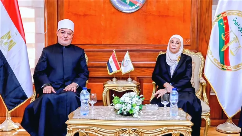 مفتي الجمهورية يهنئ رئيس هيئة النيابة الإدارية بتوليها رئاسة الهيئة رسميًا