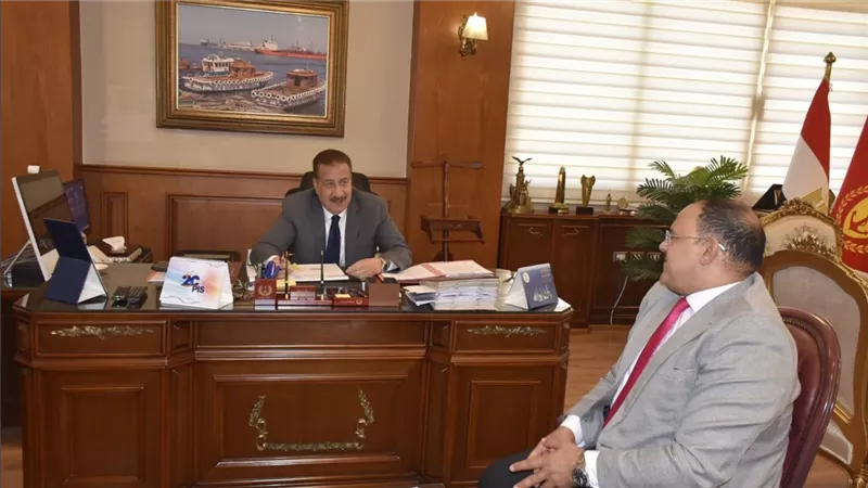 محافظ بورسعيد يؤكد أهمية الارتقاء بالخدمات الصحية وتوفير سبل الرعاية للمواطنين