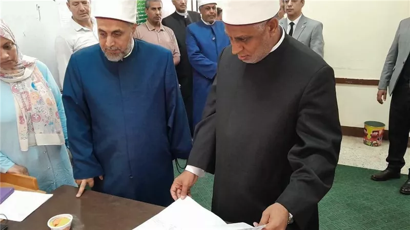 رئيس قطاع المعاهد الأزهرية يتابع امتحانات الدور الثاني لصفوف النقل بالشرقية