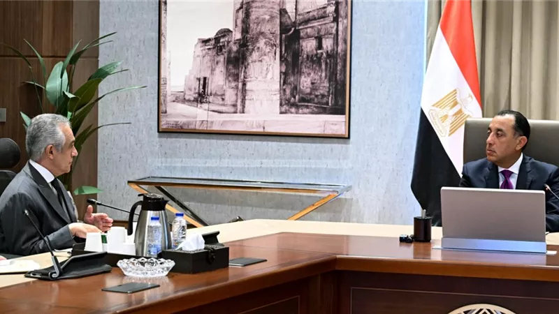 11 فرعًا بالبنوك.. رئيس الوزراء يتابع مع وزير العدل تطوير خدمات الشهر العقاري
