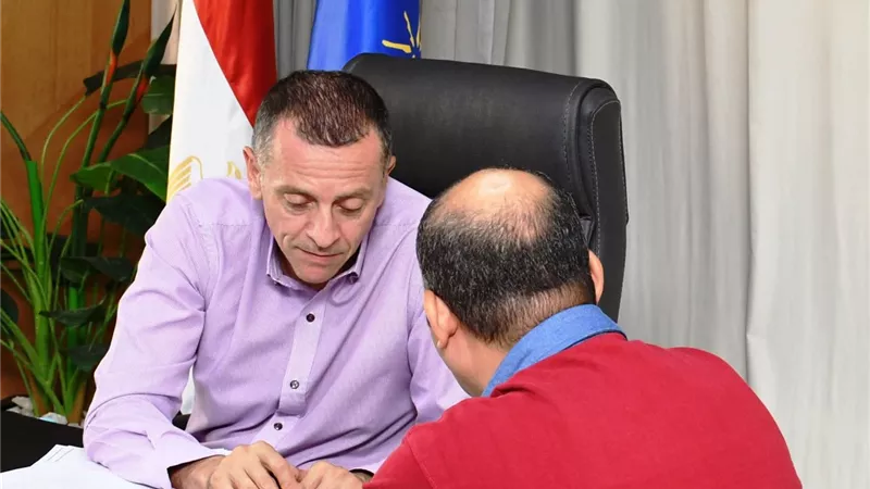 محافظ أسوان يواصل لقاءاته الجماهيرية الأسبوعية ويوجه بتوفير الدعم والرعاية 