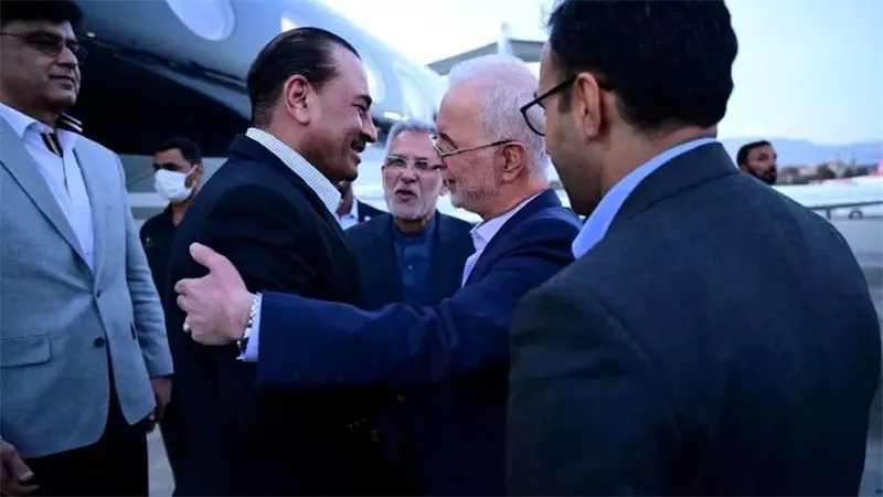 وزير الداخلية الإيراني يبحث مع قائد الجيش الباكستاني استئناف المفاوضات