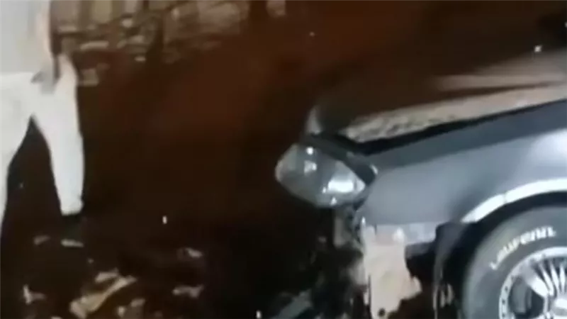 سائق يستغيث بعد تضرر سيارته بسبب كومة رمال بطريق الدائري الشمالي