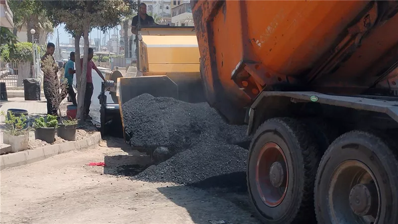 ضمن خطة تطوير البنية التحتية رصف شارع الثورة بمدينة الزرقا في دمياط