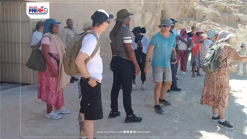 وفد سياحي فرنسي يستكشف كنوز تل العمارنة الأثرية لتعزيز السياحة بالمنيا