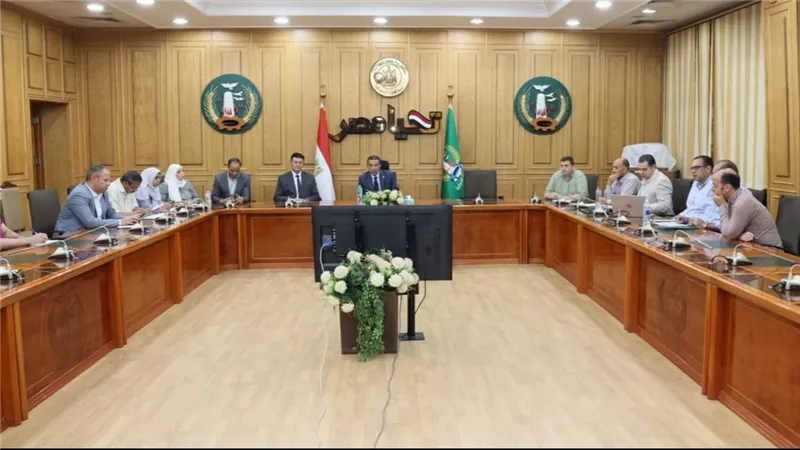 محافظ المنوفية يستعرض خطط عمل مشروعات تحسين الطرق والمواقف ووحدة التدخل السريع