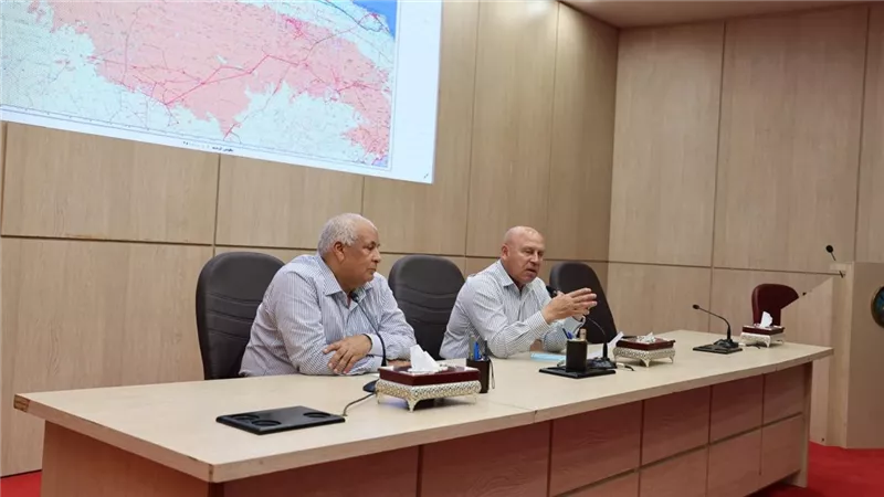 وزير النقل يبحث مع مشايخ قبائل مطروح تطوير خط السكة الحديد إلى السلوم