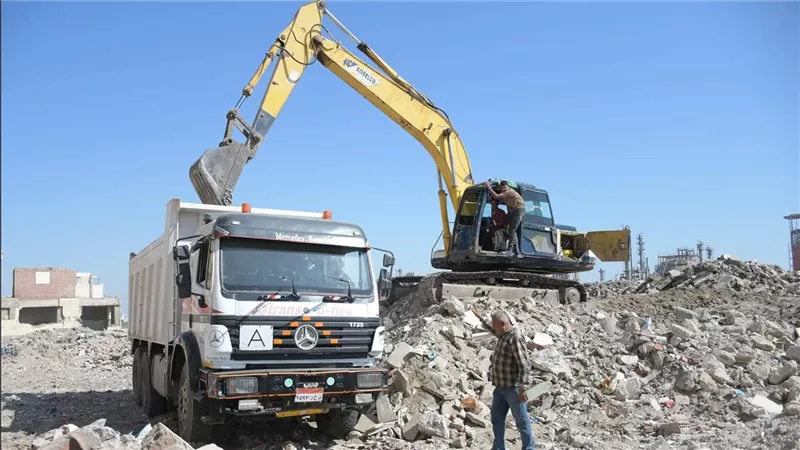  محافظ بورسعيد يتابع أعمال رفع مخلفات الهدم والرتش بمنطقة القابوطي بحي الضواحي