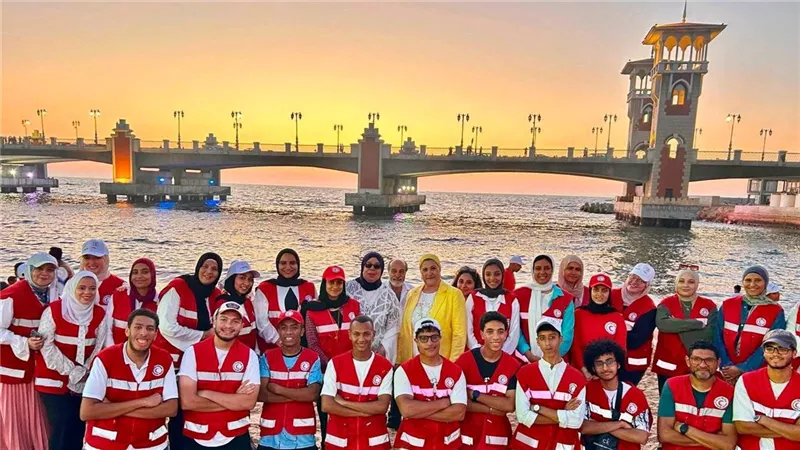 القومي للطفولة والأمومة والهلال الأحمر ينشران الوعي والمرح بشواطئ الاسكندرية 