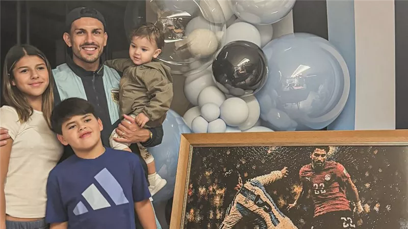 مرموش يظهر في صورة تذكارية لنجم الأرجنتين بعد عودته من كأس العالم