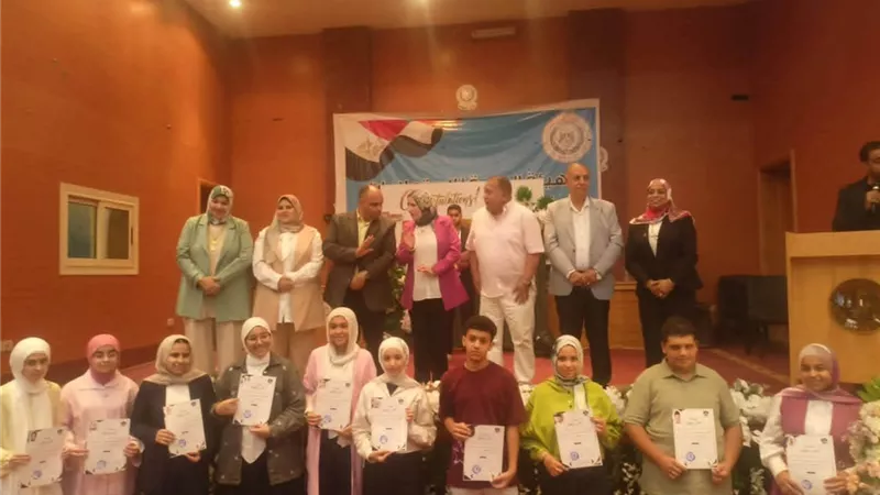 وكيل تعليم السويس تشهد حفل تكريم أوائل الشهادة الإعدادية بإدارة شمال التعليمية