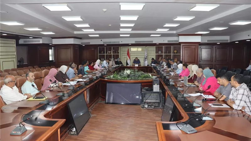 سكرتير عام بنى سويف يبحث مستجدات ملفات التصالح وإجراءات الفحص والمعاينات