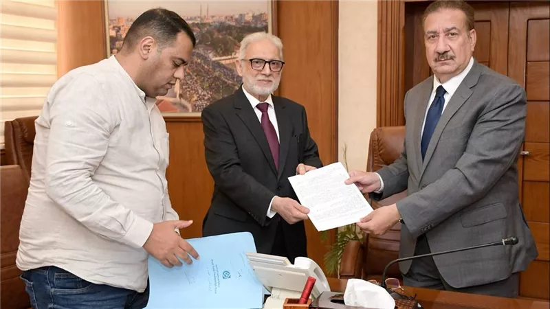  محافظ بورسعيد يوقع عقود تمليك أراضي لـ6 مصانع بالمنطقة الصناعية بالجنوب