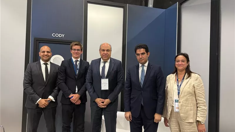 وزير الطيران يبحث جذب الاستثمارات البريطانية وتعزيز الشراكة بقطاع الطيران