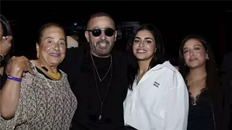 أحمد السقا يحتفل مع والدته بالعرض الخاص لفيلم خلي بالك من نفسك