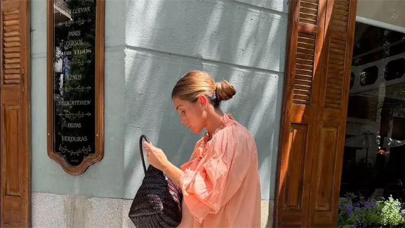 نسقي لون ملابسك.. أفضل تصميمات لأصحاب البشرة الفاتحة لصيف ٢٠٢٦