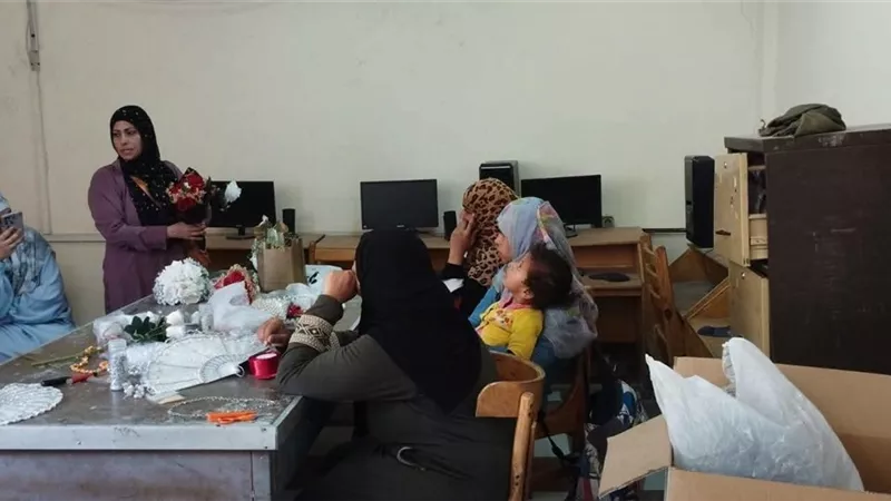 مركز شباب الجناين ينظم دورة للمشغولات اليدوية لتمكين الفتيات وتنمية مهاراتهن 