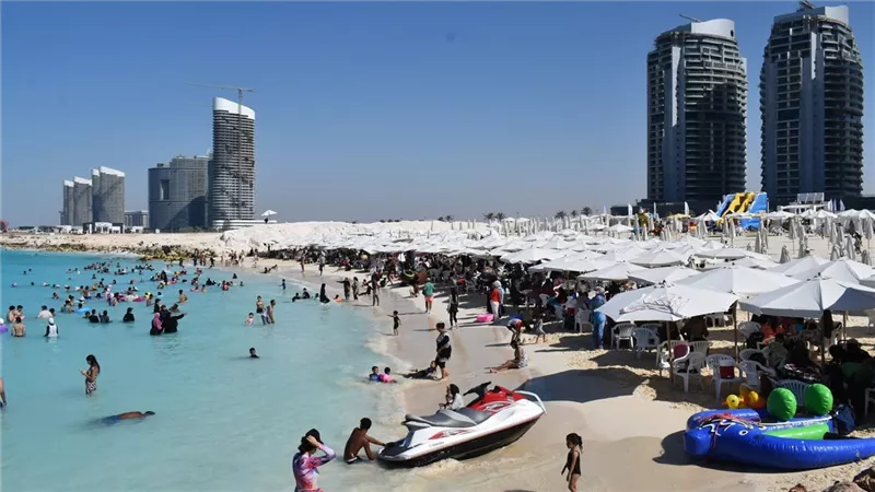 جدل رسوم شواطئ العلمين.. البرلمان يتحرك وخبير سياحي: لا يجوز احتكار البحر