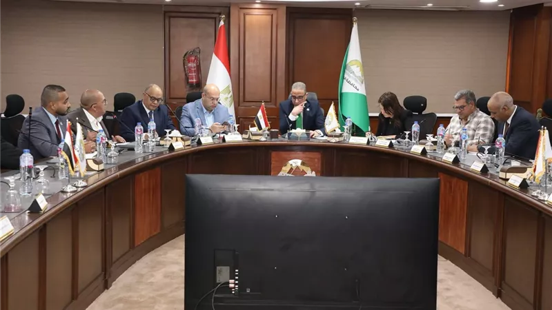 محافظ الجيزة يبحث مع النواب إنشاء وحدة صحية بالشيخ زايد ومتابعة مواجهة الكلاب الضالة 