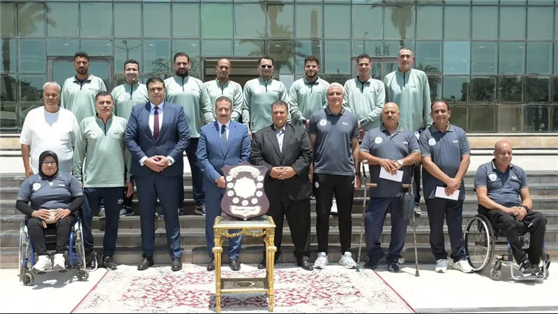 تكريم أبطال نادي الحرية ببورسعيد بعد الفوز بالدوري الممتاز للكرة الطائرة جلوس