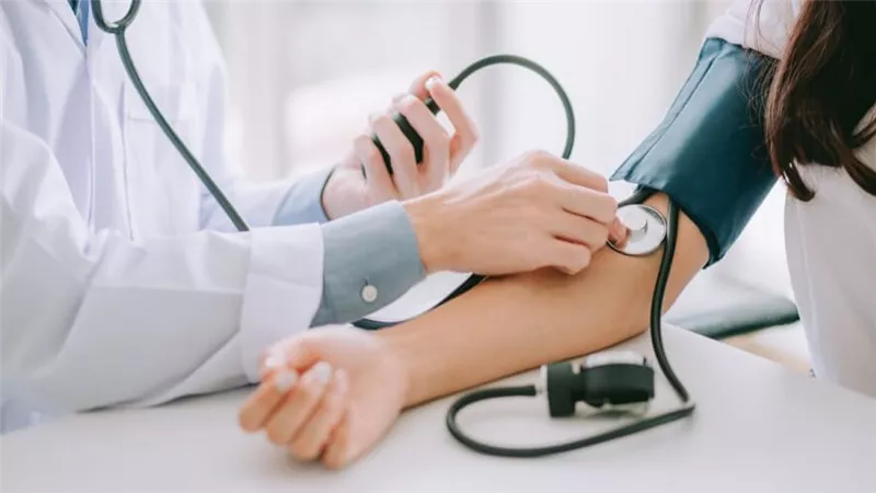 ياسين رجائي يحذر مرضى الضغط: إيقاف الدواء فجأة يسبب جلطات وأزمات قلبية