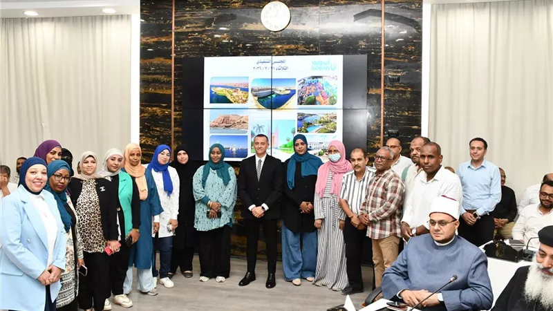 محافظ أسوان يهنئ العاملين بديوان المحافظة بتفوق أبنائهم في الدراسة