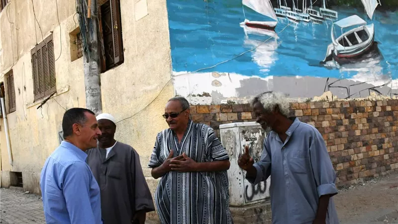 في جولة ميدانية.. محافظ أسوان يواجه المخالفات بحزم ويستجيب لشكاوى الأهالي