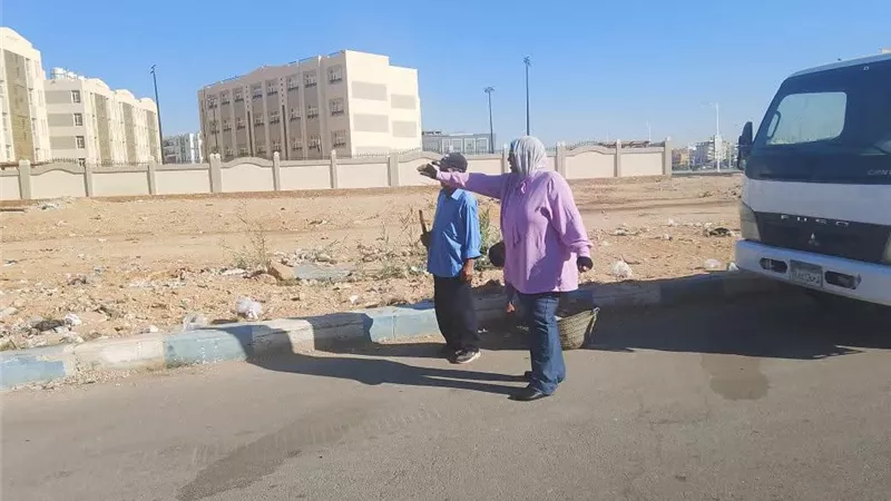 حي عتاقة بالسويس يواصل حملات النظافة المكثفة بشارع المنتدى وطريق الخدمة 