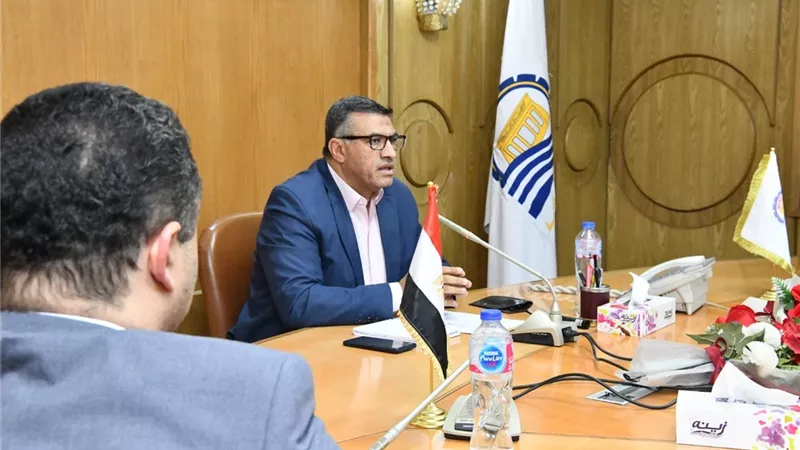 محافظ قنا يبحث دعم القطاع الصحي والارتقاء بمستوى الخدمات الطبيةبالمستشفى العام