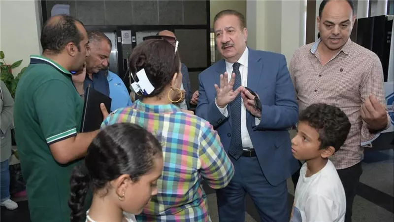  استجابةً لشكاوى المواطنين.جولة مفاجئة لمحافظ بورسعيد داخل مبنى التأمين الشامل