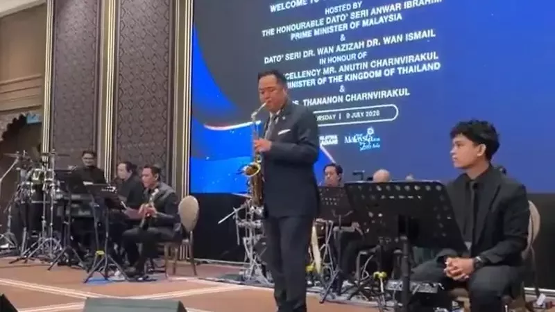 بالغناء أمام رئيس وزراء الصين.. رئيس وزراء تايلاند يخطف الأنظار في بكين
