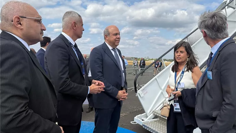 وزير الطيران يبحث مع «إيرباص» تسليم طائرات A350 ويتفقد تقنيات A321XLR