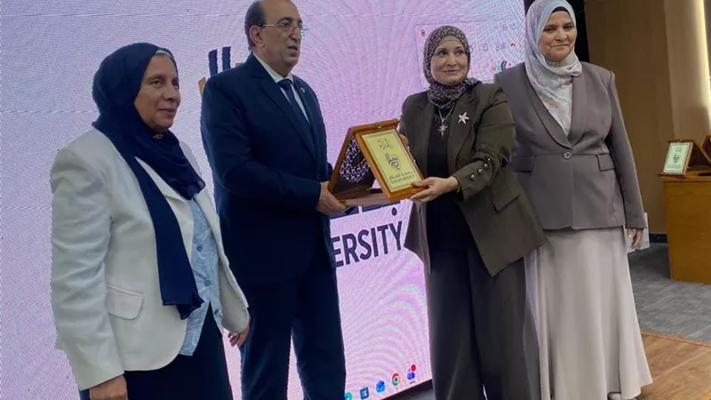 نقيب التمريض تستعرض التعريف الجديد للمهنة خلال مؤتمر علمي دولي بجامعة السلام