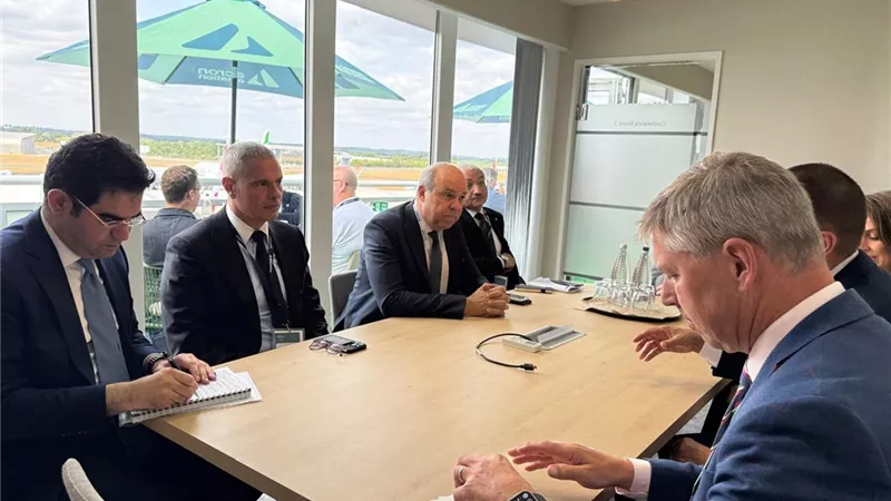 وزير الطيران و«Acron Aviation» يبحثان التعاون في توسيع تقنيات التدريب المتقدمة