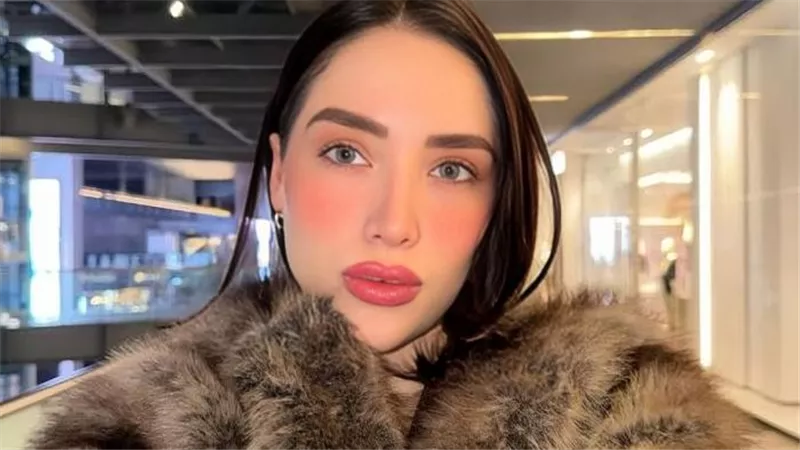 خطأ خلال جراحة تجميل ينهي حياة مؤثرة مكسيكية.. وفاة أدريانا غارسيا يثير الصدمة