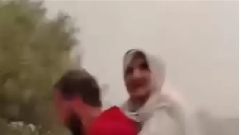 شاب جزائري يخاطر بحياته لإنقاذ مسنة من ألسنة اللهب.. إشادة واسعة ببطل الحرائق 
