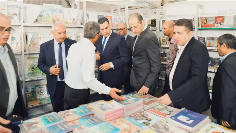 من 10 إلى 100 جنيه.. أسعار الكتب في معرض بورسعيد للكتاب تجذب الزوار