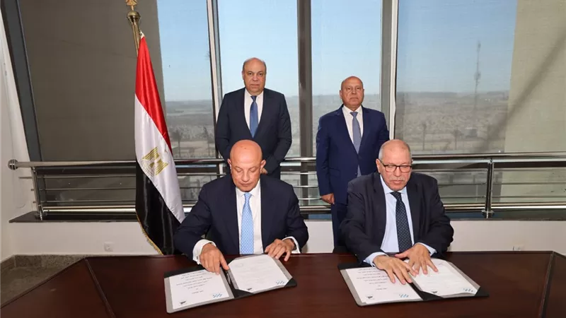 وزيرا النقل والطيران المدني يشهدان توقيع بروتوكول لتطوير وصيانة الممرات والطرق