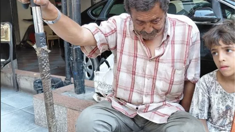 «محتاج قسطرة وأهله سابوه».. مأساة عم رضا تهز القلوب وجيرانه يساندونه