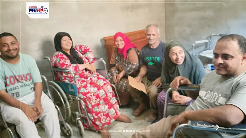 «لو سبناهم هيموتوا».. استغاثة أسرة بالمنيا لإنقاذ 4 أبناء وتوفير كراسٍ كهربائي