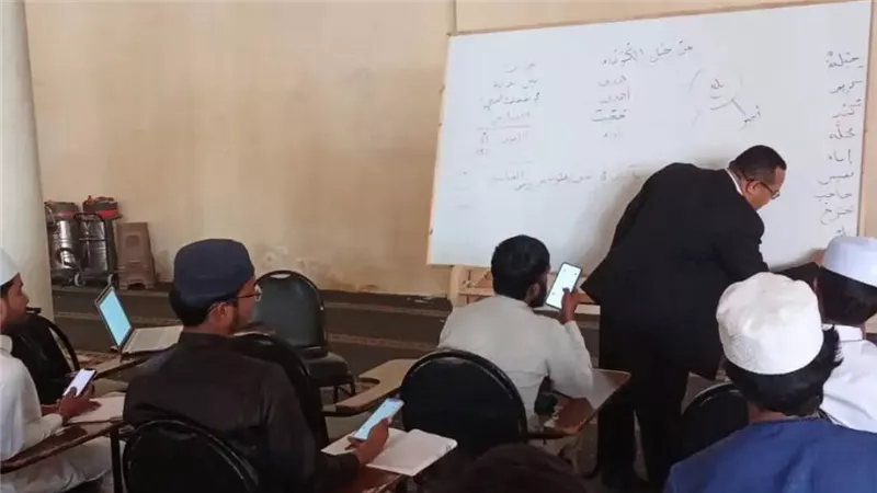 استمرار دورة «تعليم العربية للأجانب» بمسجد عمرو بن العاص للأسبوع الثالث