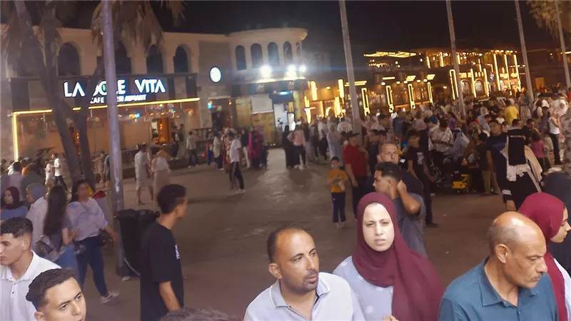مفيش مكان فاضي.. شارع النيل برأس البر يستقبل آلاف الزائرين 