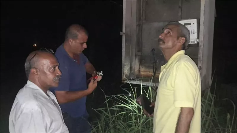 عطل كهربائي مفاجئ بطريق «الديبة - إبشان» بكفر الشيخ.. وفرق الطوارئ تتدخل