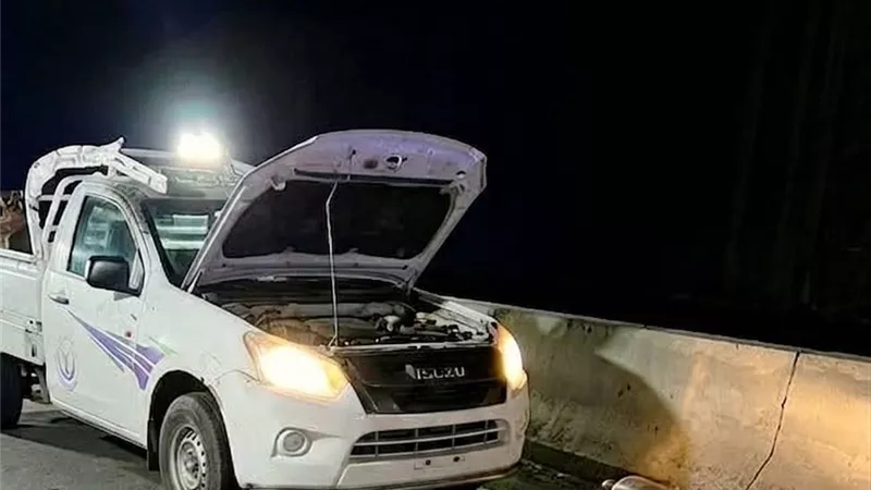 إصابة شخص في انقلاب سيارة محملة بأسطوانات أكسجين بطريق السويس