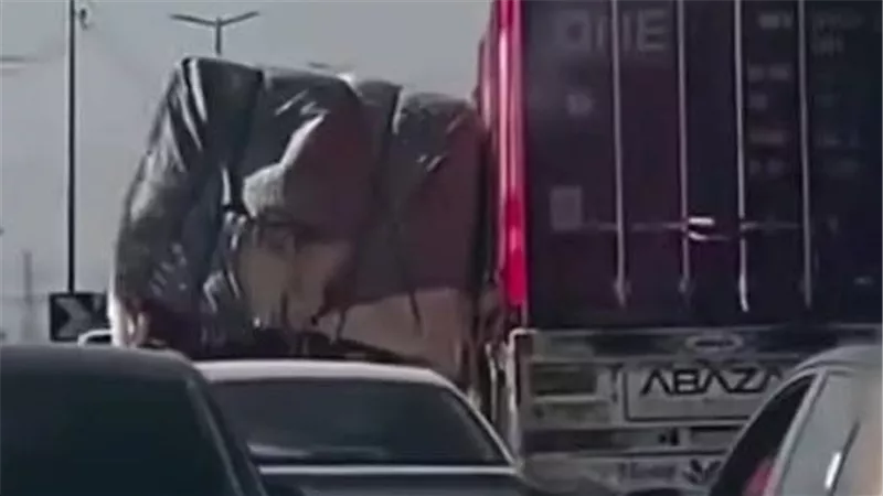 سائق التريلا الذي أنقذ سيارة من السقوط: الفيديو حقيقي وليس AI