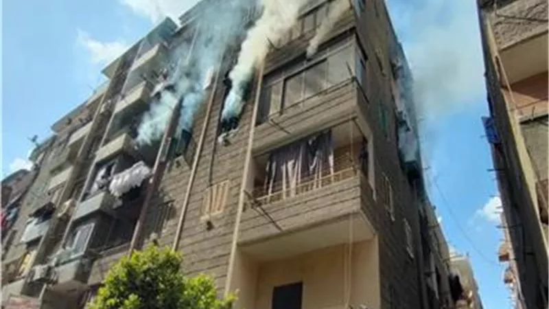 ماس كهربائي بوحدة تكييف يشعل حريقًا بشقة في 15 مايو